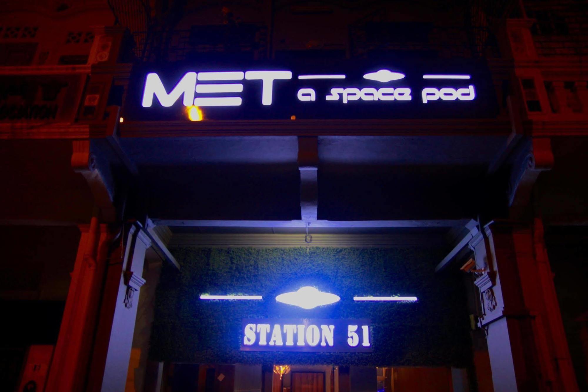 Met A Space Pod @ Little India Сингапур Екстериор снимка